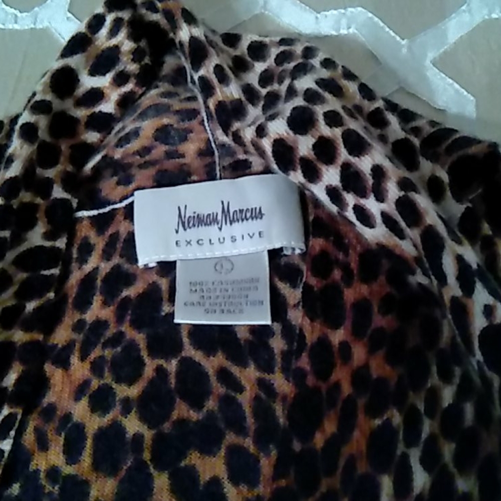 Neiman Marcus Cashmere cardigan